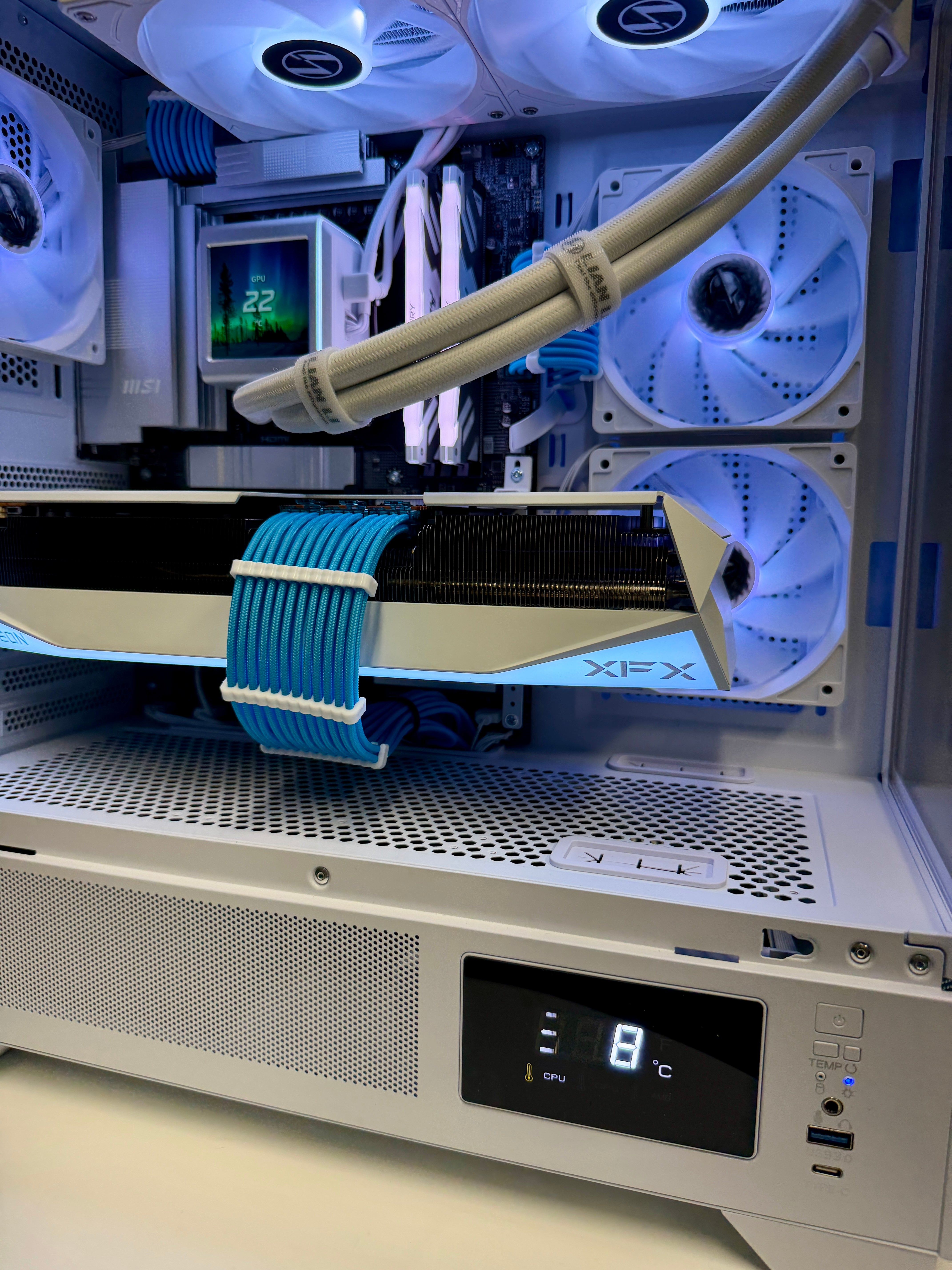 Ready-To-Ship: AMD Ryzen 7 7800X3D w/Radeon RX 9070 XT