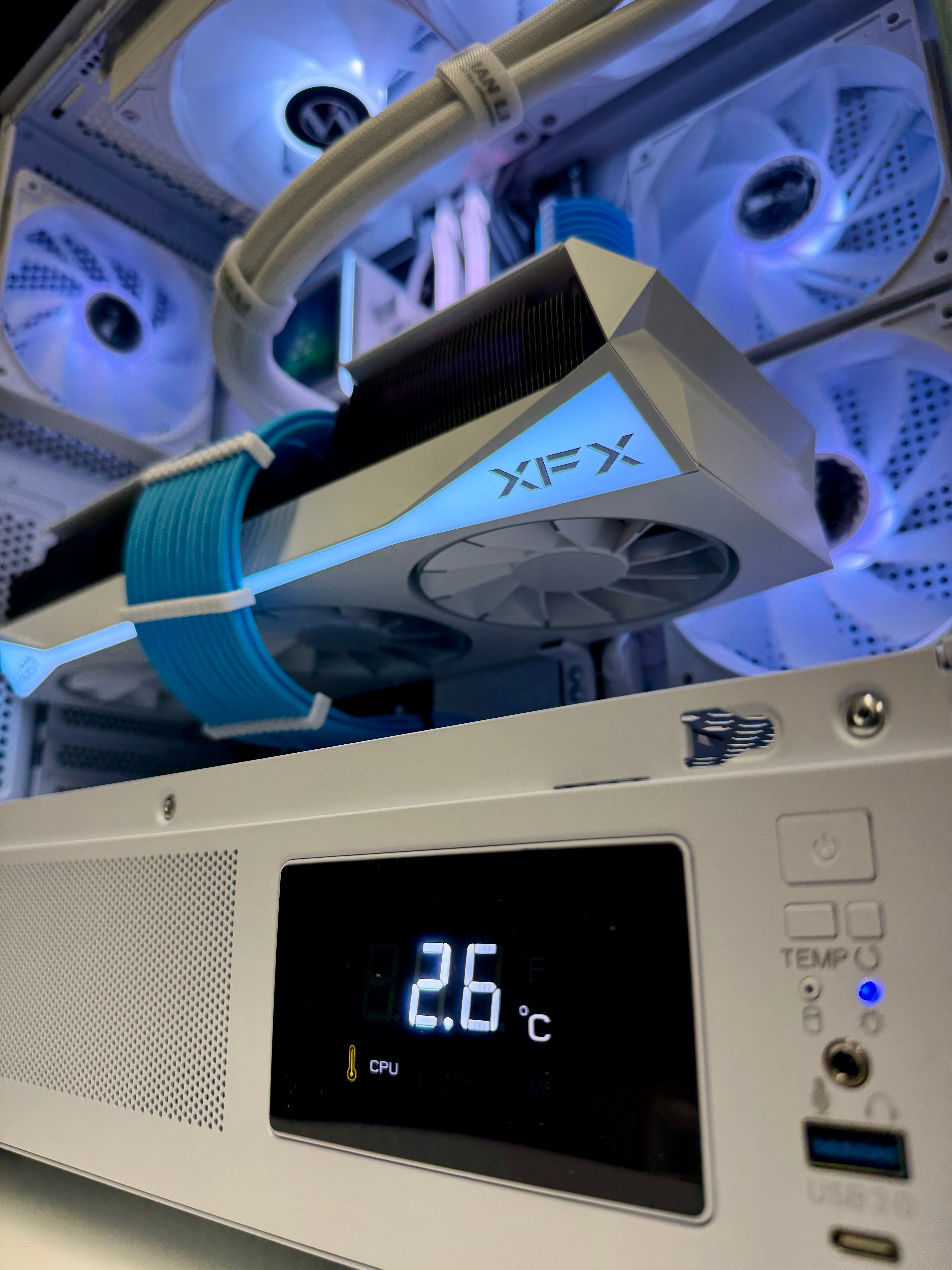 Ready-To-Ship: AMD Ryzen 7 7800X3D w/Radeon RX 9070 XT