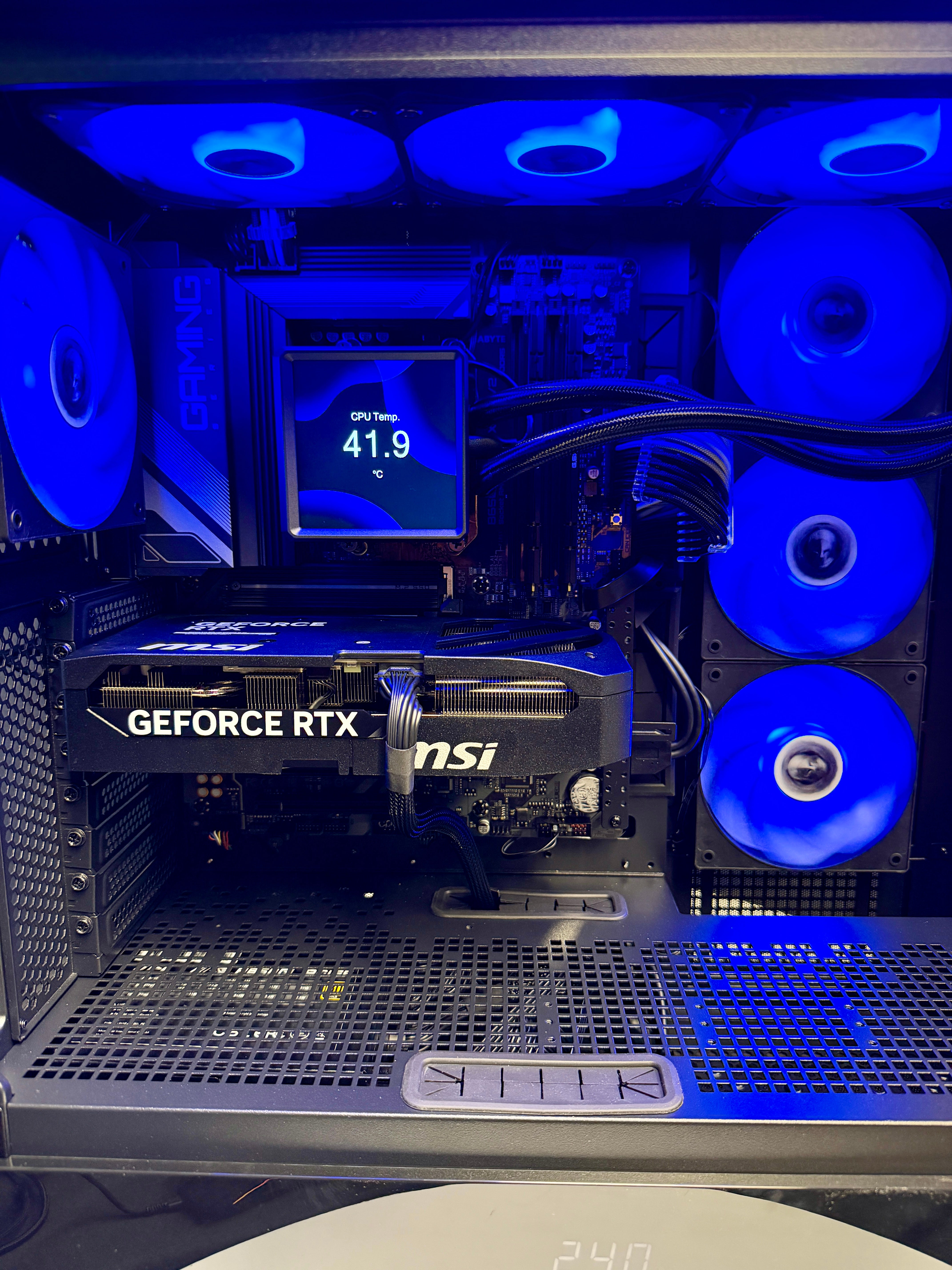 Ready-To-Ship: AMD Ryzen 7 9700X w/GeForce RTX 5070