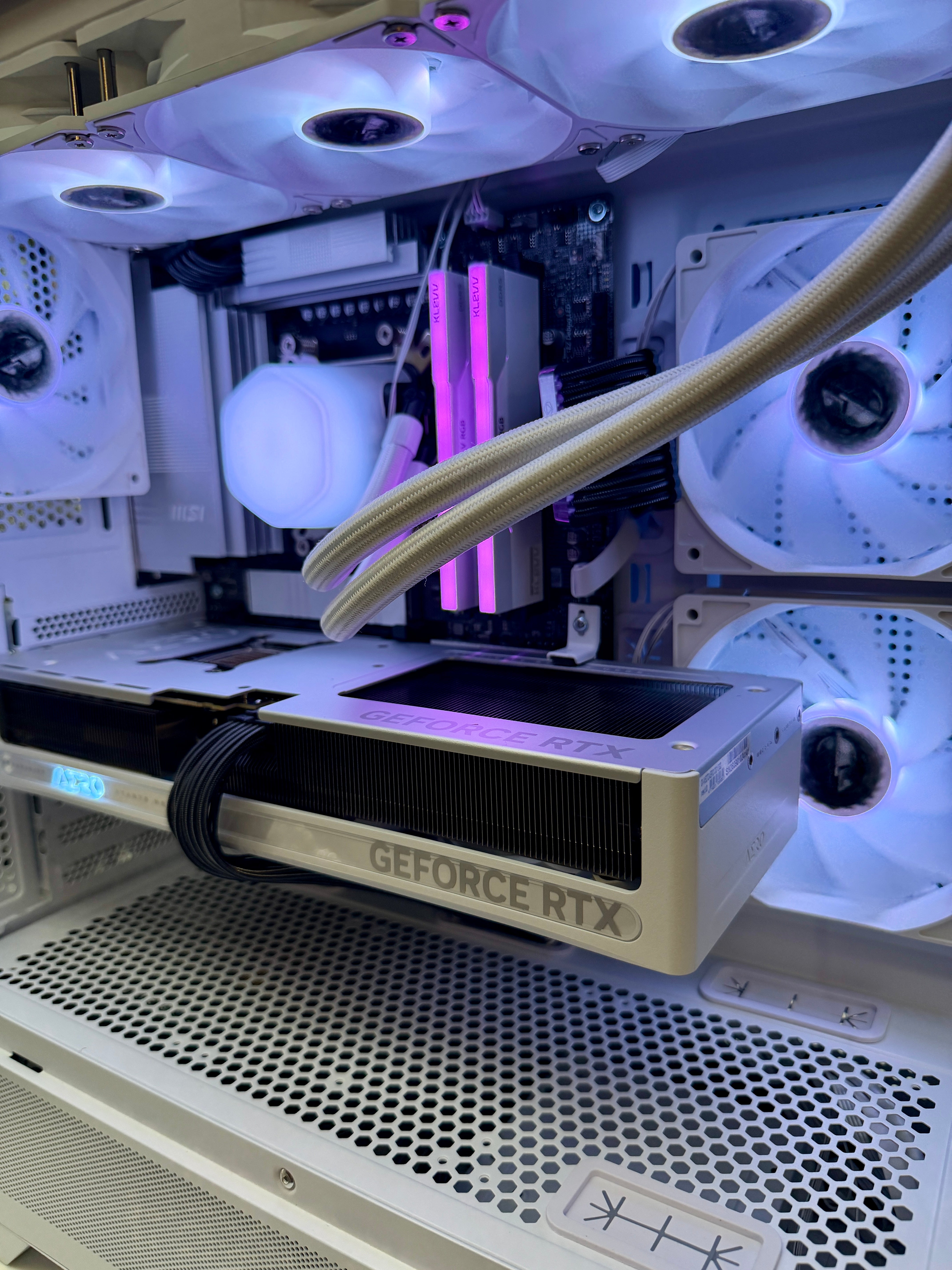 AMD Ryzen 7 9800X3D w/GeForce RTX 5070
