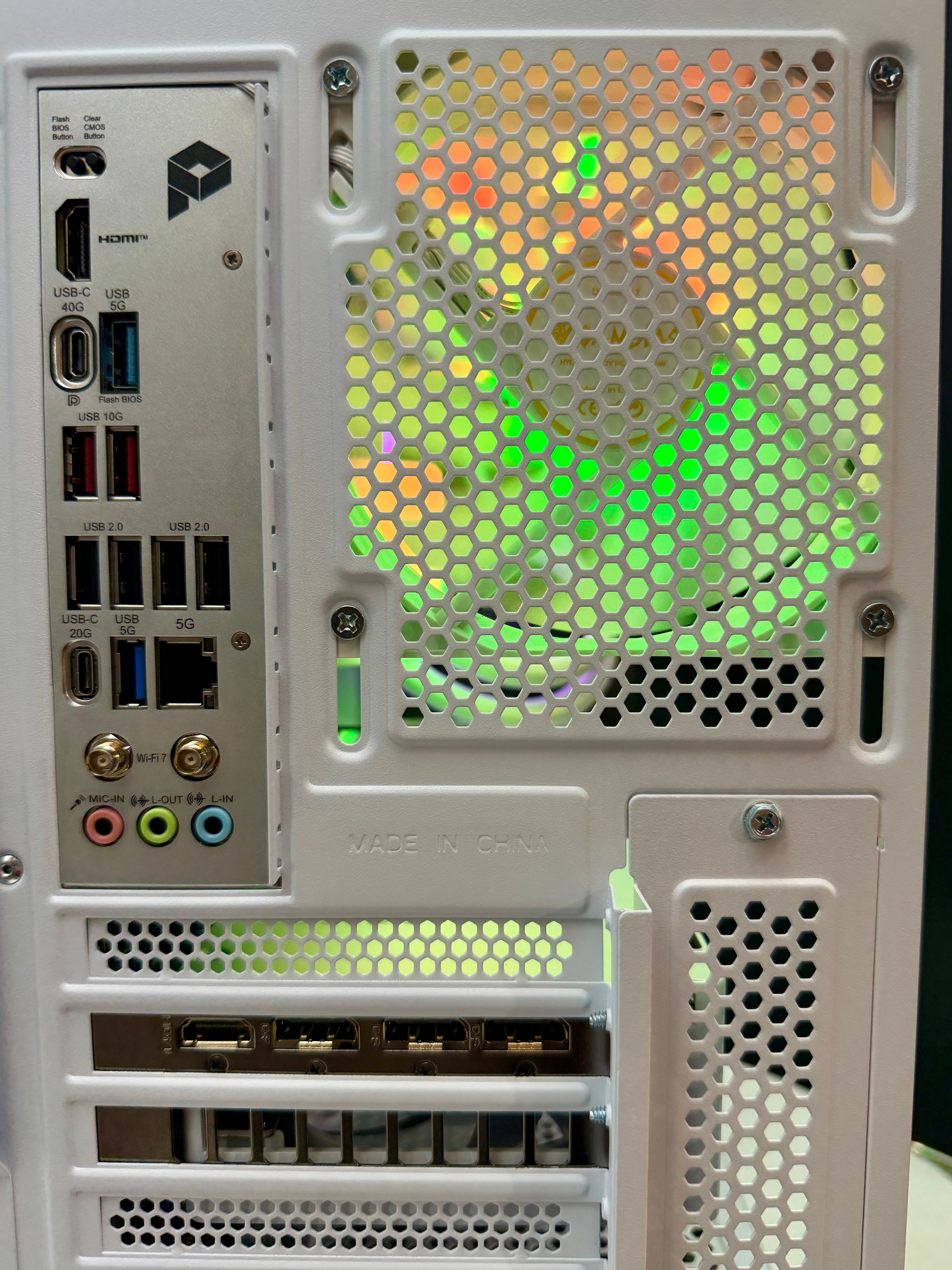 AMD Ryzen 7 9800X3D w/GeForce RTX 5070