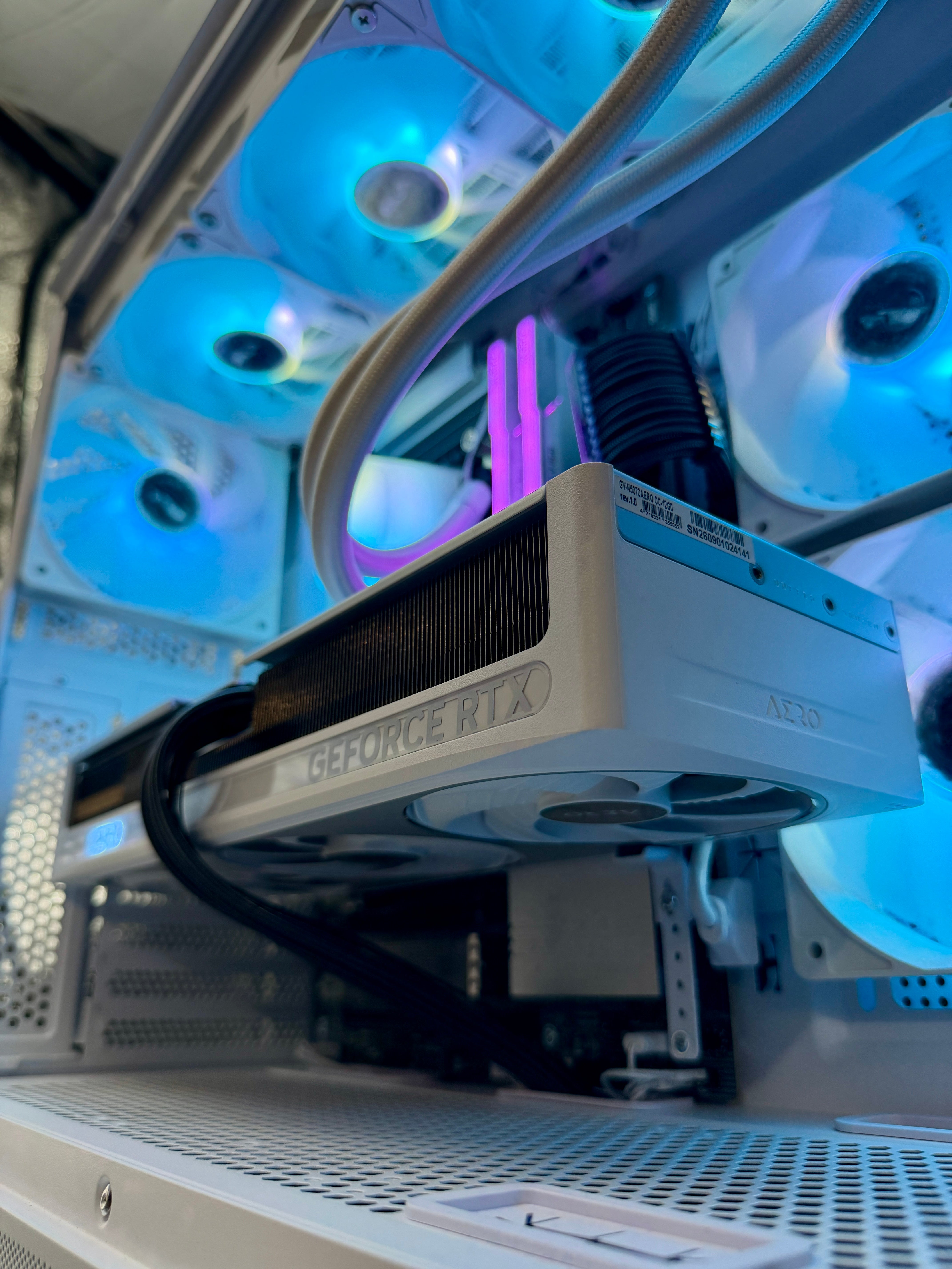 AMD Ryzen 7 9800X3D w/GeForce RTX 5070