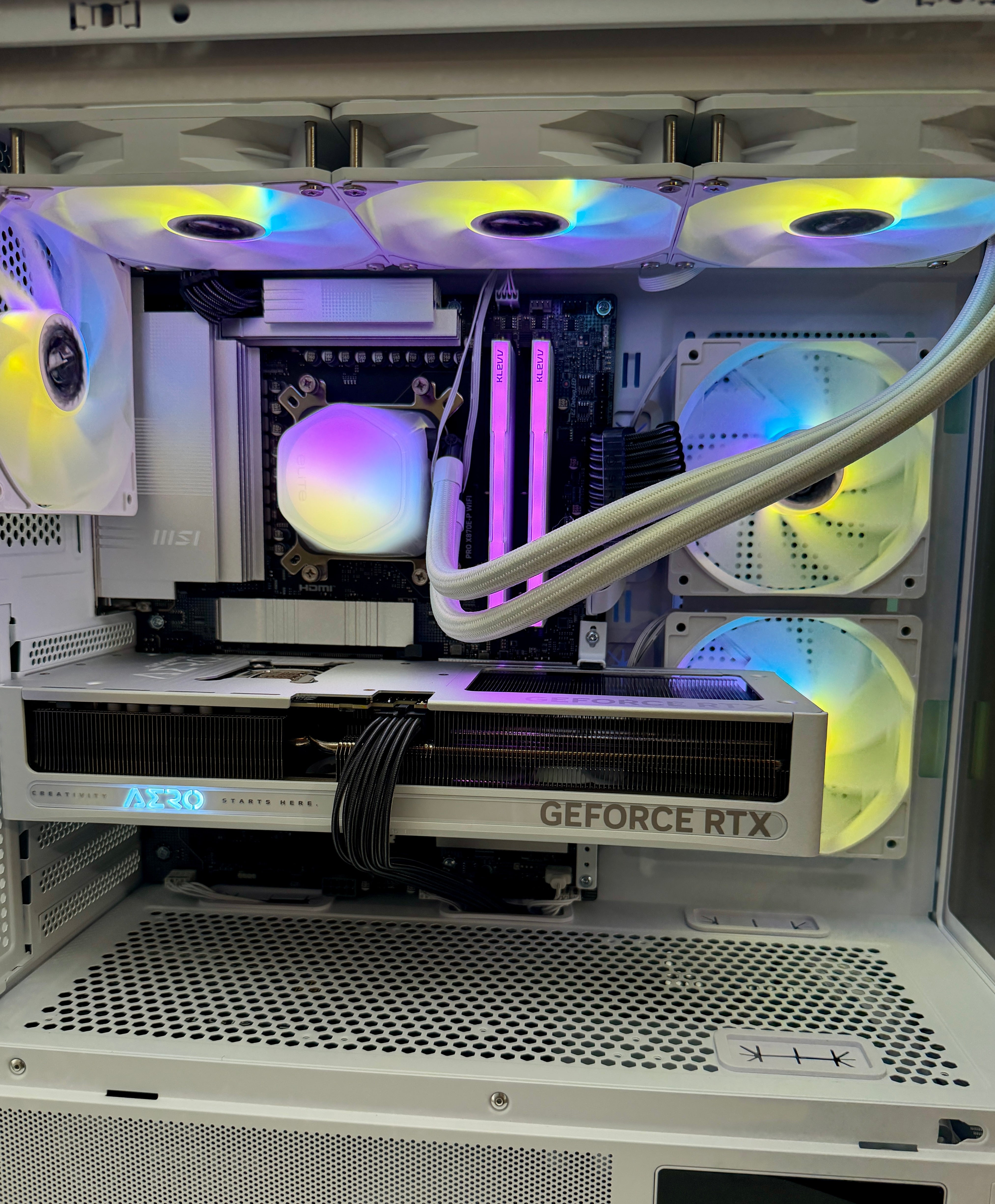 AMD Ryzen 7 9800X3D w/GeForce RTX 5070