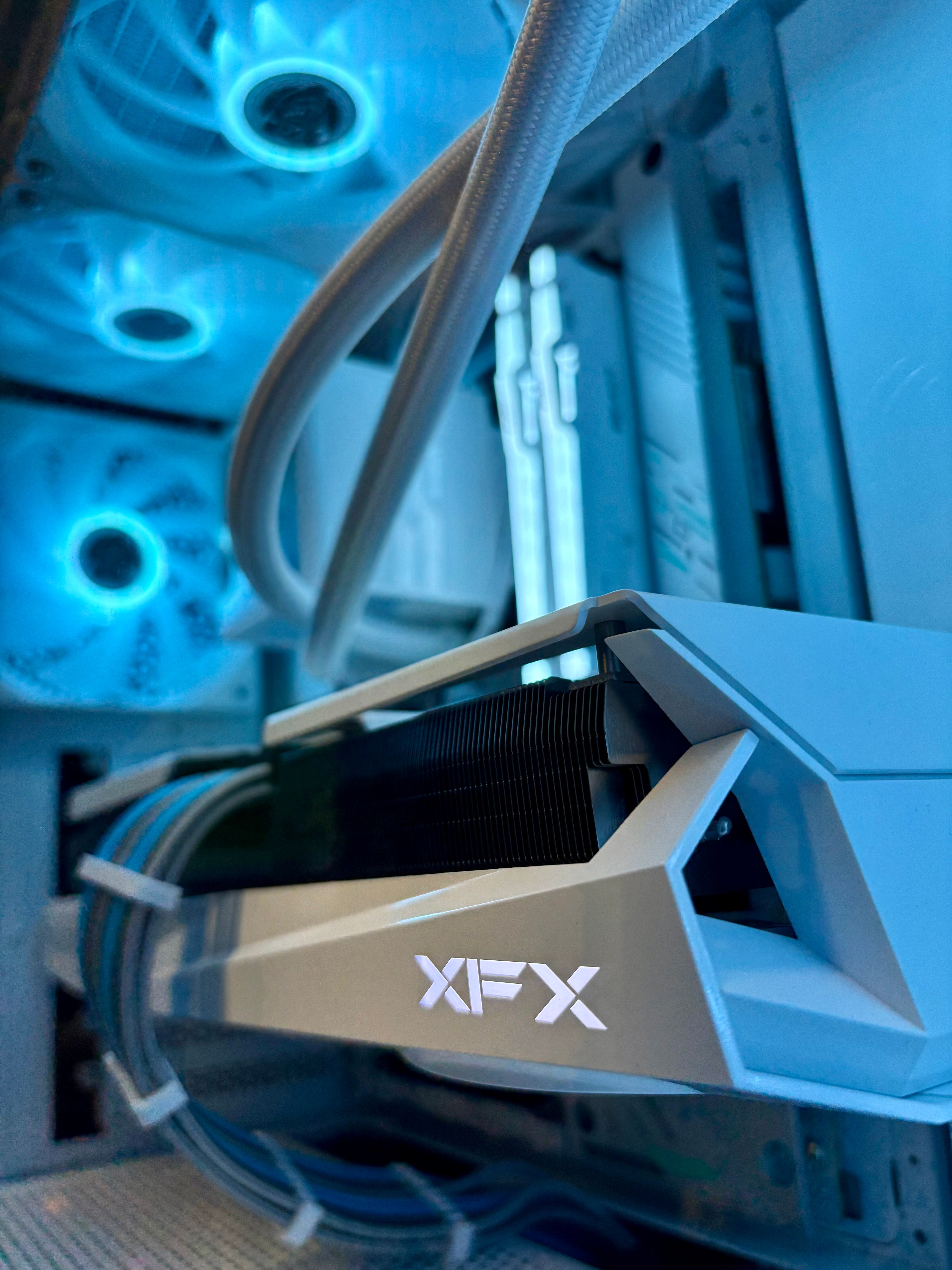 Ready-To-Ship: AMD Ryzen 7 7800X3D w/Radeon RX 9070 XT