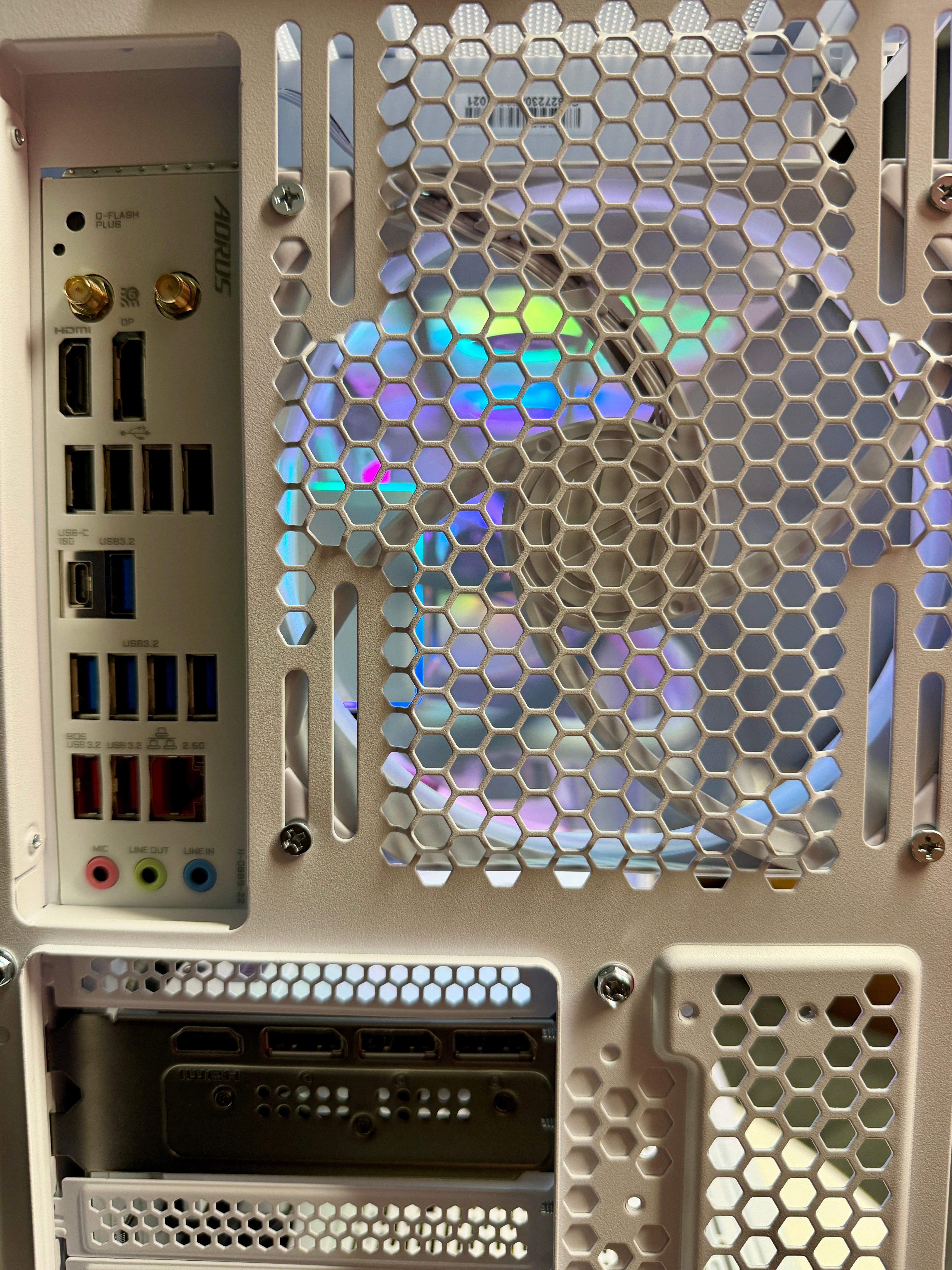 Ready-To-Ship: AMD Ryzen 7 9800X3D w/GeForce RTX 5080 White Edition