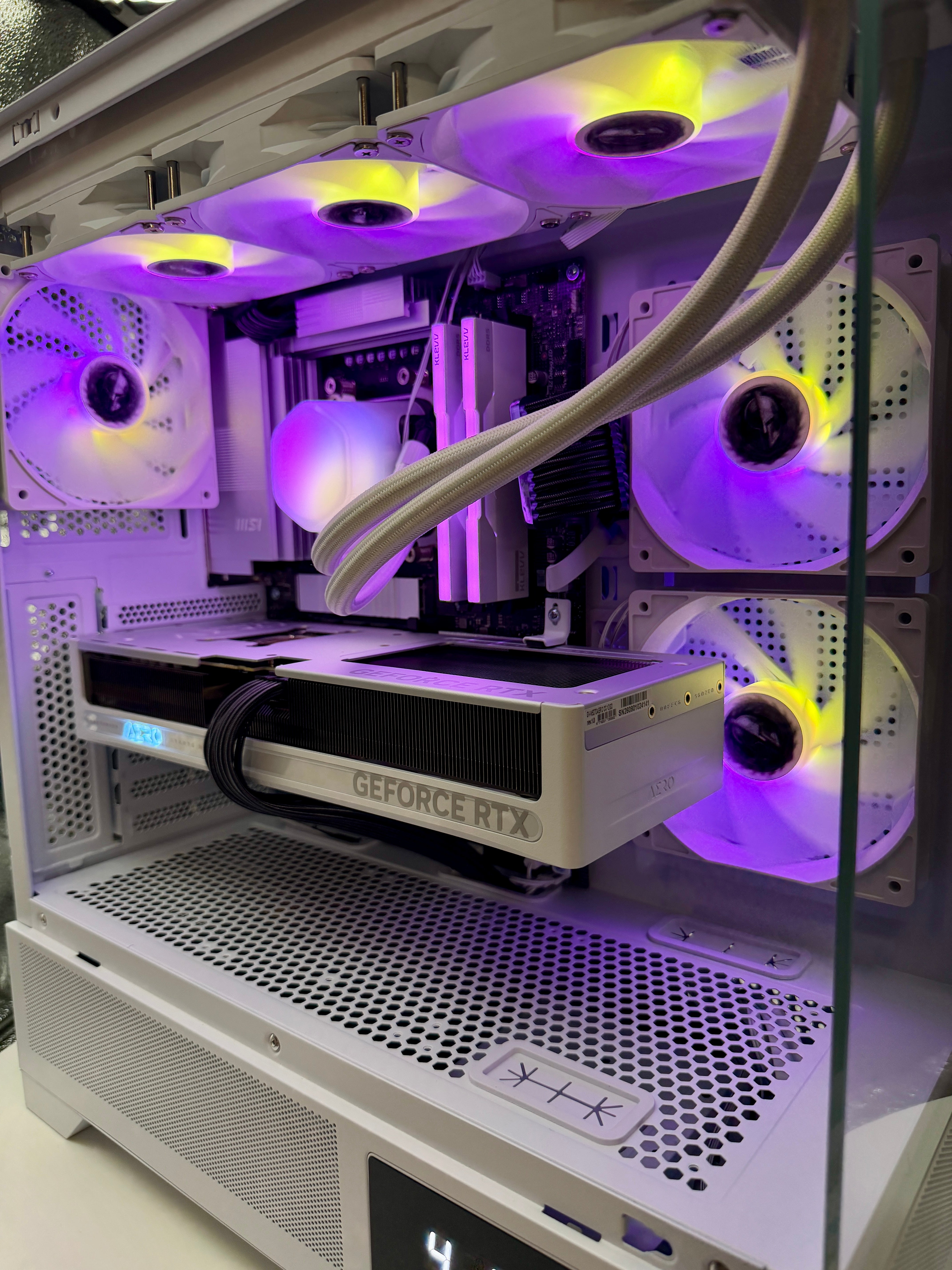 AMD Ryzen 7 9800X3D w/GeForce RTX 5070