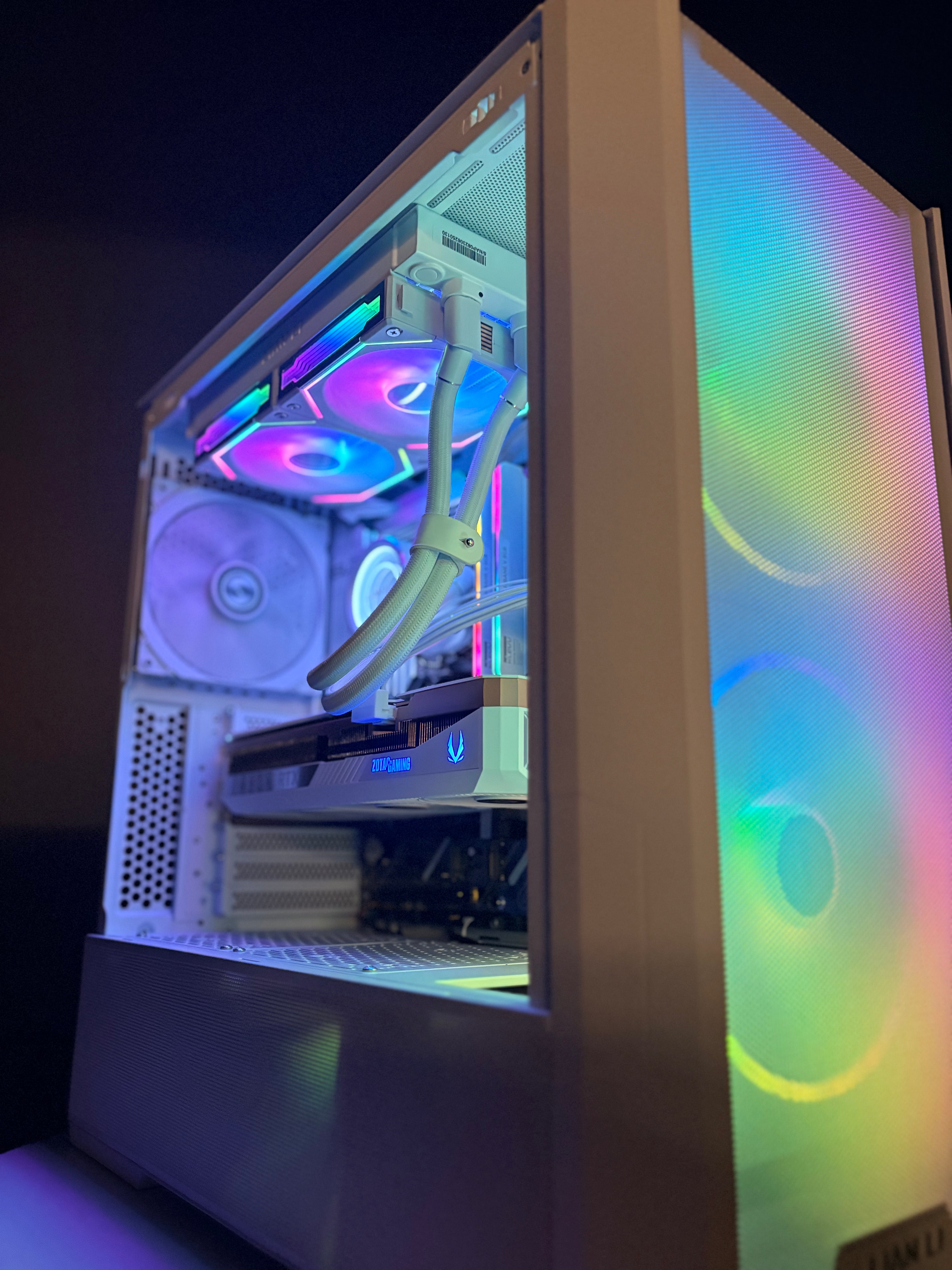 Ready-To-Ship: AMD Ryzen 7 9850X3D w/GeForce RTX 5070 Ti White Edition